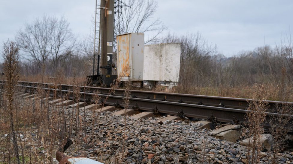 Srbija i nesreće: Vanredna situacija u Pirotu, više od 50 ljudi u bolnici posle curenja amonijaka iz prevrnutog vagona 1 voz, šine