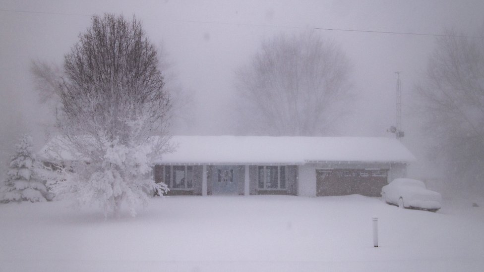 Vremenske nepogode i Severna Amerika: Ciklon bomba odneo više od 60 života, hiljade ljudi bez struje 9 A snow-covered house and a car in Wainfleet, Ontario, Canada. Photo: 24 December 2022