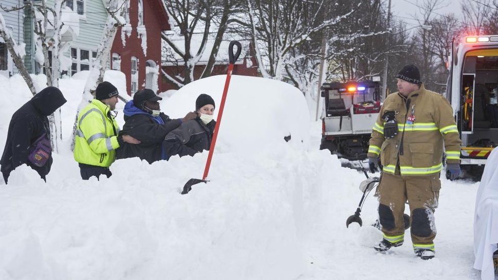 Vremenske nepogode i Severna Amerika: Ciklon bomba odneo više od 60 života, hiljade ljudi bez struje 1 Wyoming County medical teams respond to a call as the city of Buffalo continues to deal with the effects of a massive winter storm