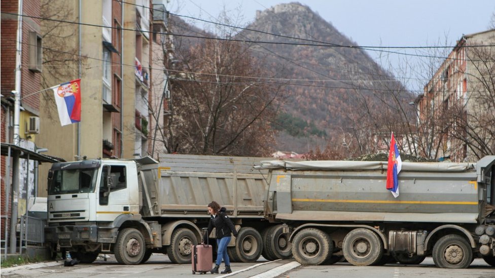 Kosovo i Srbija: Vučić zamolio Srbe da se povuku sa barikada na severu Kosova, bivši policajac Pantić stigao kući 2 Kosovo, barikade