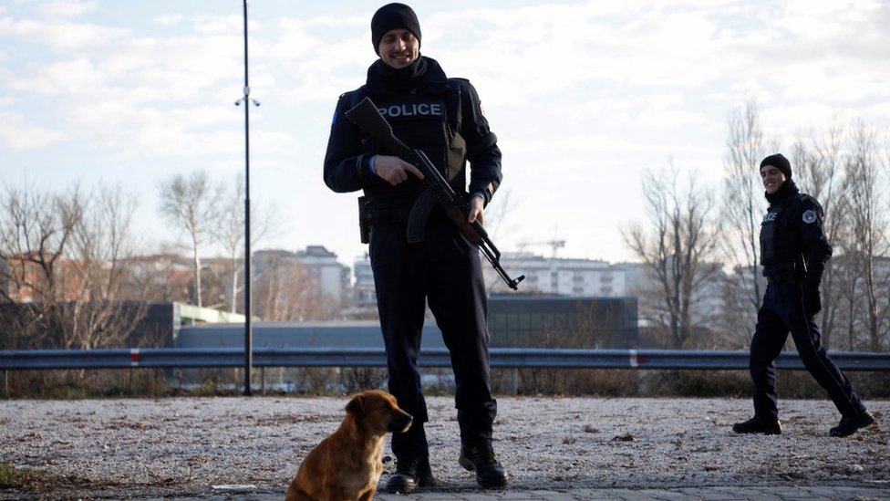 Kosovo i Srbija: Počelo uklanjanje barikada na severu Kosova, ukinuto stanje povišene borbene gotovosti srpskih snaga 2 Kosovo