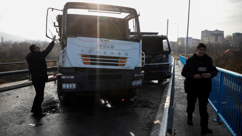Kosovo i Srbija: Počelo uklanjanje barikada na severu Kosova, ukinuto stanje povišene borbene gotovosti srpskih snaga 1 kosovo, barikade