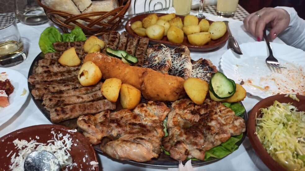 Vranjanci ne odustaju od vruće pljeskavice za doručak ni na 32 stepena 2