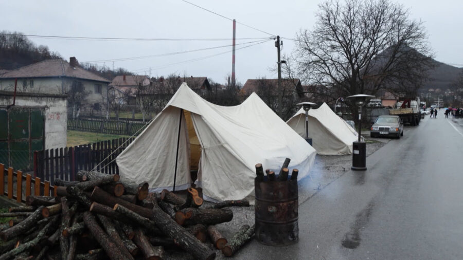 Prelazi Jarinje i Brnjak i dalje zatvoreni za saobraćaj, sutra neće raditi škole na severu Kosova 1