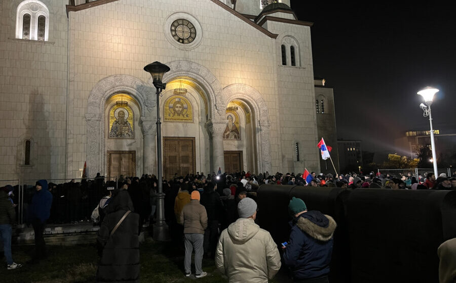 Skup ispred Hrama Svetog Save, okupljeni vikali „Kosovo je srce Srbije“ 1