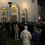 Skup ispred Hrama Svetog Save, okupljeni vikali „Kosovo je srce Srbije“ 8