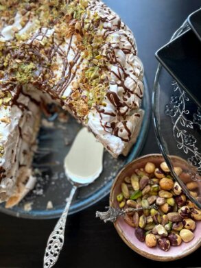 Veganska Pavlova torta sa pečenim lešnicima i pistaćima (recept) - posno 2