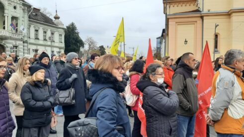 Zrenjaninski profesori izašli na trg i poručili da očekuju zaustavljanje nasilja 4