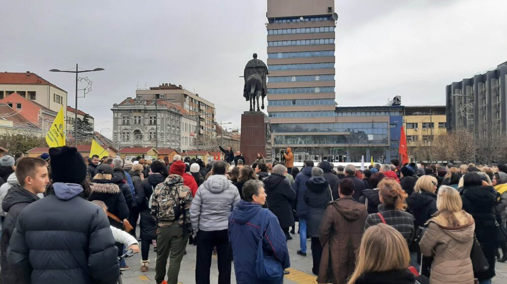 Zrenjaninski profesori izašli na trg i poručili da očekuju zaustavljanje nasilja 1
