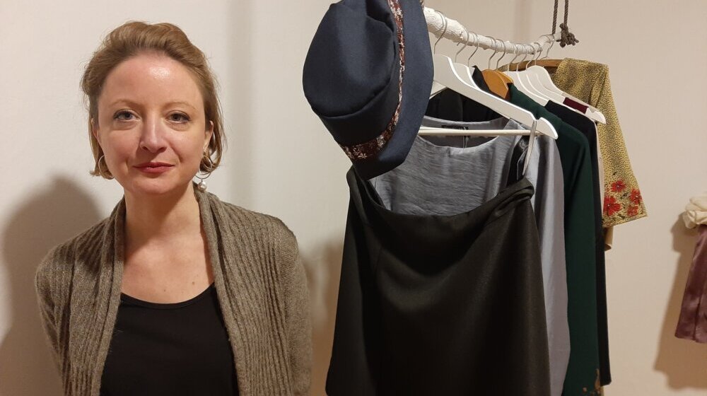 Zrenjaninska grafičarka Milica Arsić oslikava odeću a dan započinje čitanjem Danasa 1