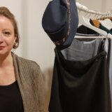 Zrenjaninska grafičarka Milica Arsić oslikava odeću a dan započinje čitanjem Danasa 7