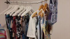 Zrenjaninska grafičarka Milica Arsić oslikava odeću a dan započinje čitanjem Danasa 2