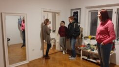 Zrenjaninska grafičarka Milica Arsić oslikava odeću a dan započinje čitanjem Danasa 3