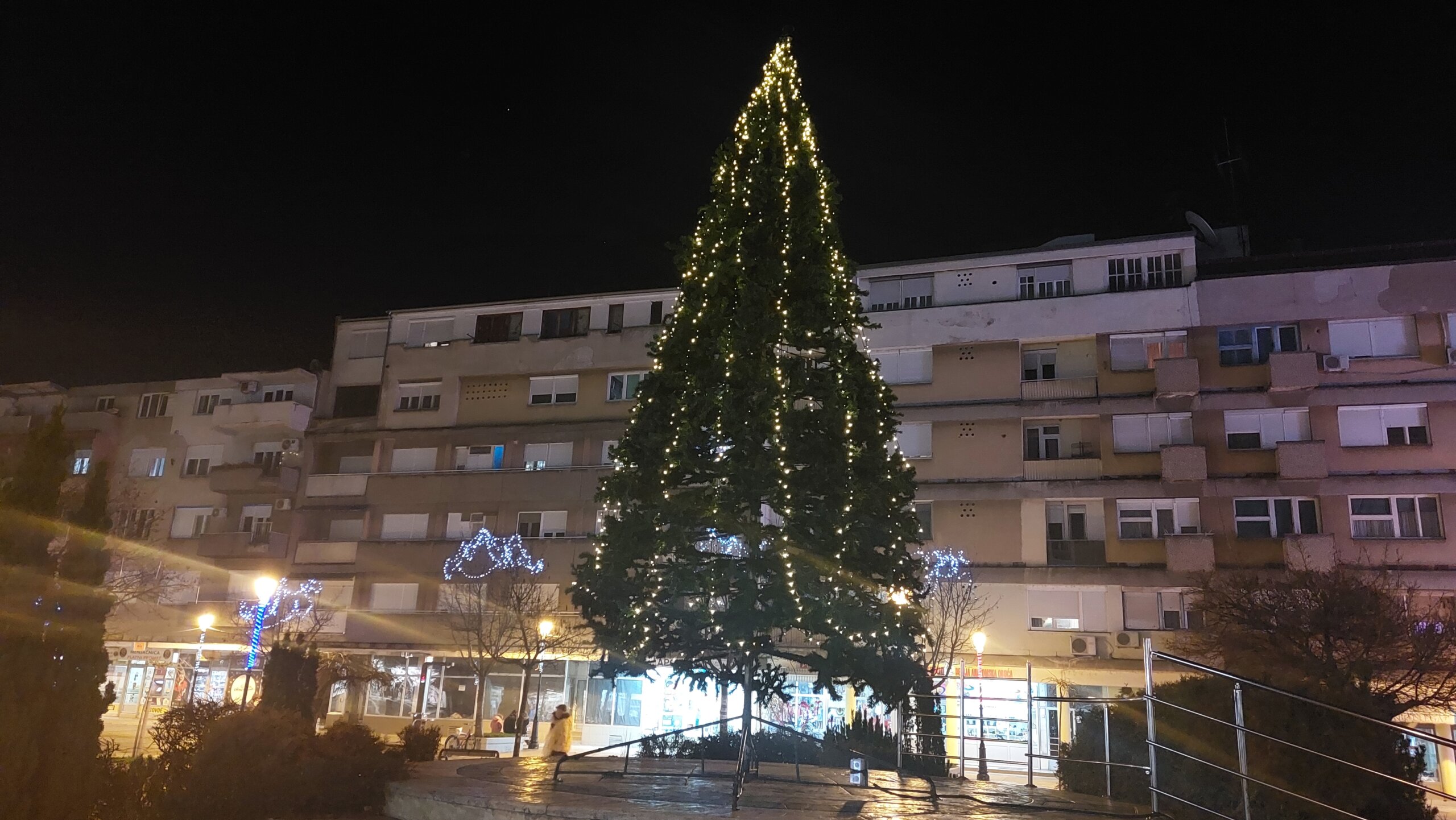 Kako izledaju novogodišnje jelke na gradskim trgovima u Srbiji? (FOTO) 2 Kako izledaju novogodišnje jelke na gradskim trgovima u Srbiji? (FOTO) 2