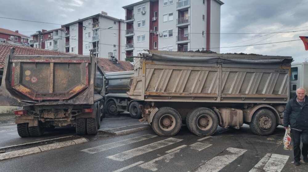 Izgorele kabine kamiona na barikadi u Mitrovici 1