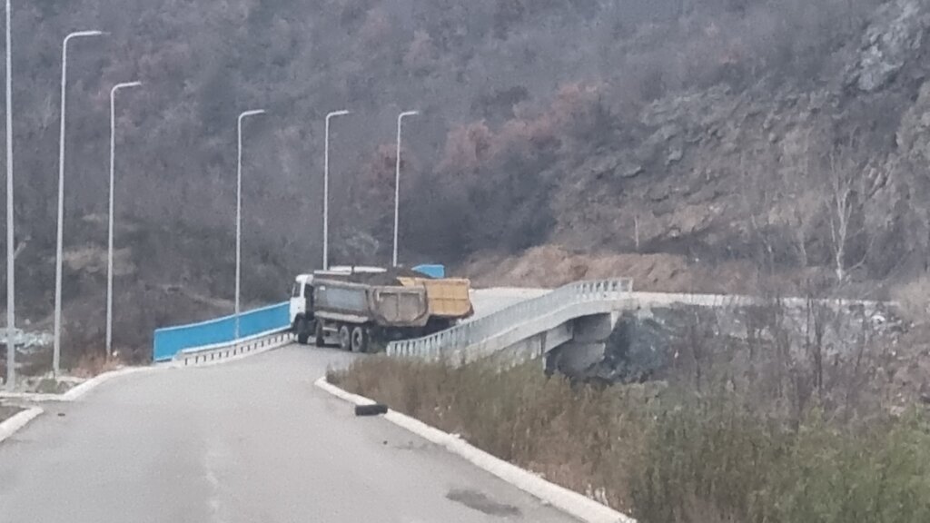 Na novim barikadama nema okupljenih ljudi: Reporter Danasa u Severnoj Mitrovici 2 Na novim barikadama nema okupljenih ljudi: Reporter Danasa u Severnoj Mitrovici 2