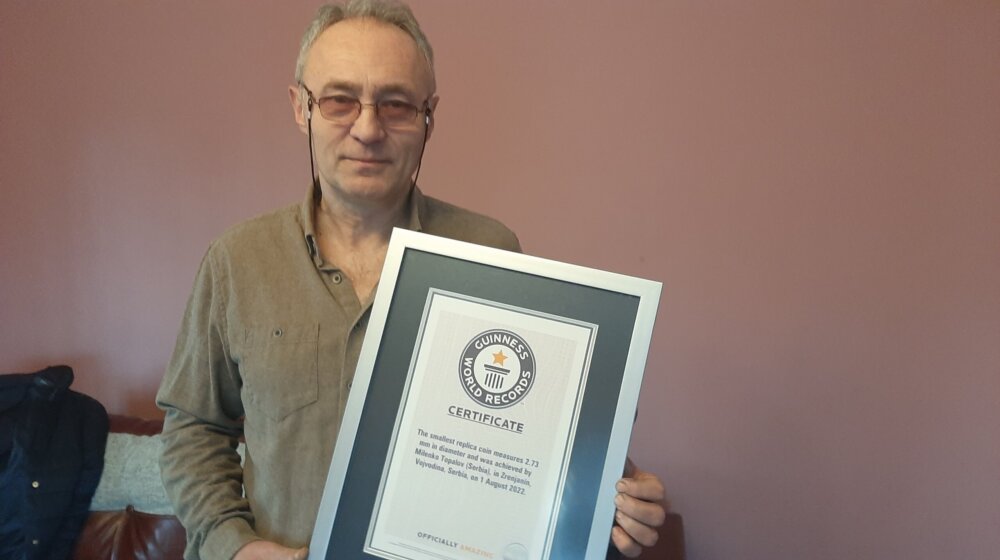 Zrenjaninac Milenko Topalov iskovao najmanji zlatnik na svetu i ušao u Ginisovu knjigu rekorda 1