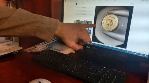 Zrenjaninac Milenko Topalov iskovao najmanji zlatnik na svetu i ušao u Ginisovu knjigu rekorda 4