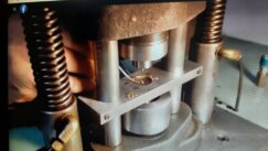 Zrenjaninac Milenko Topalov iskovao najmanji zlatnik na svetu i ušao u Ginisovu knjigu rekorda 3