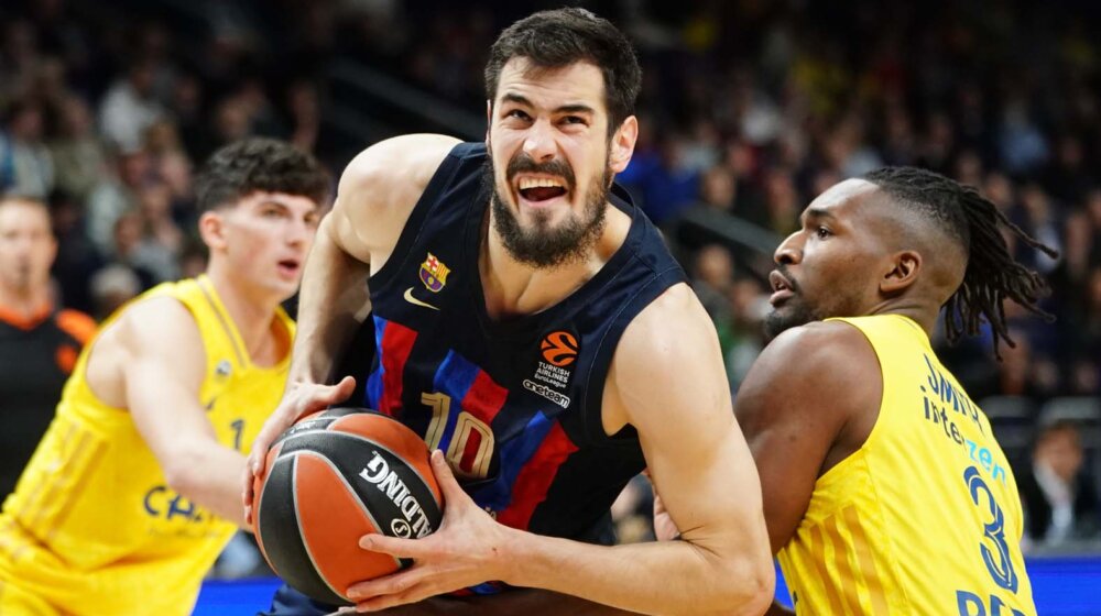 Barcelona’s Nikola Kalinic (C) in action against Alba’s Jaleen Smith (R)