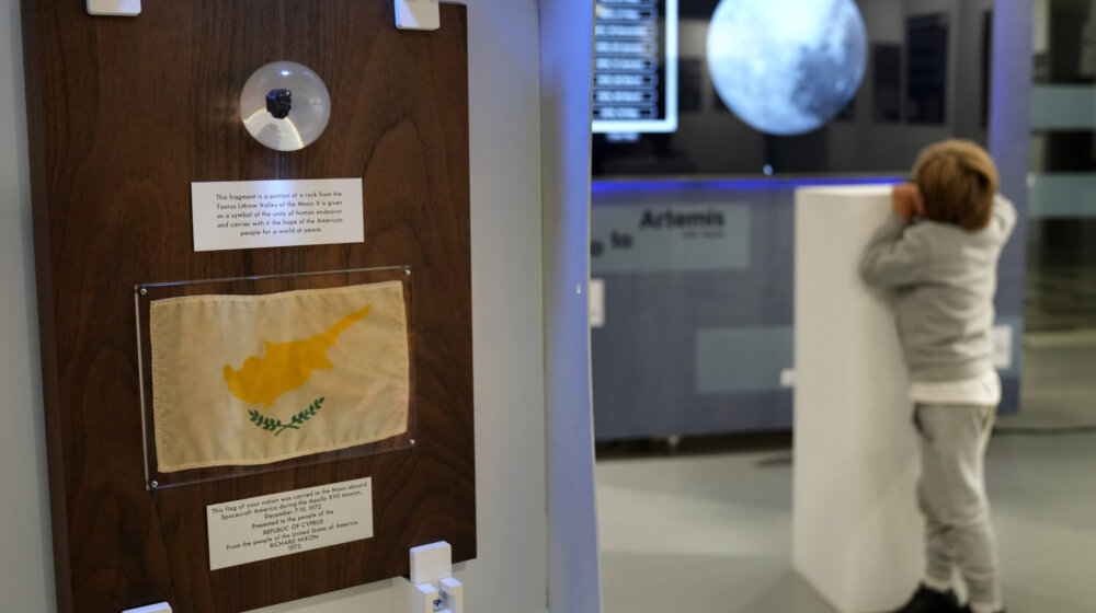 Delić kamena s Meseca, poklon misije Apolo, vraćen Kipru posle 50 godina 15