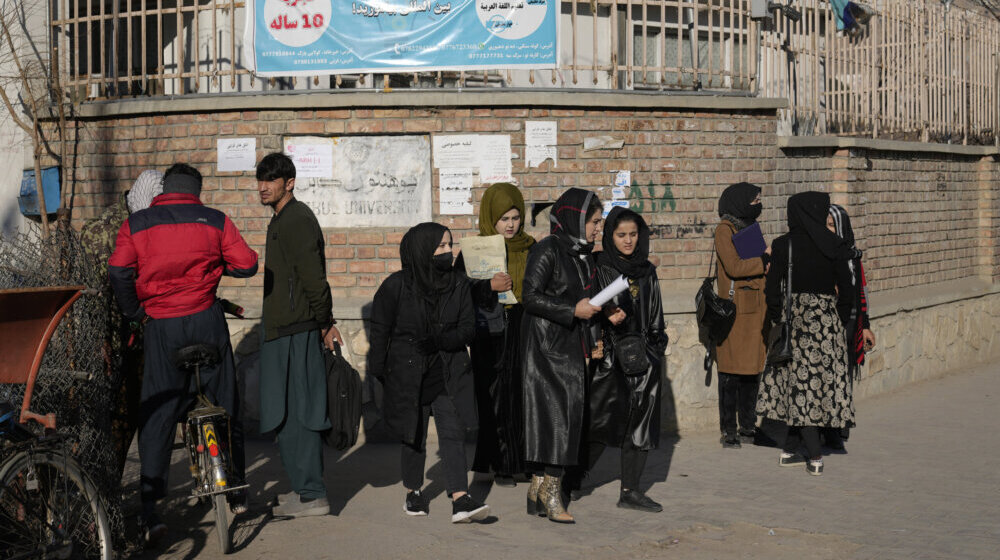 Talibani vodenim topovima rasteruju proteste zbog zabrane univerzitetskog obrazovanja žena 1