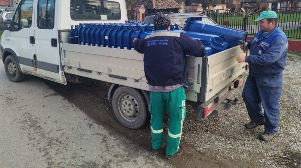 Domaćinstva u Bogatiću dobijaju kante za odvojeno sakupljanje reciklažnog otpada 1