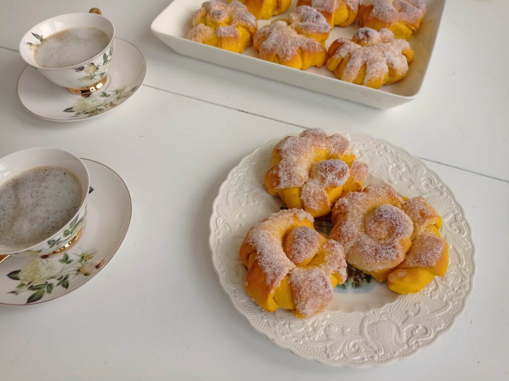 Rolnice sa šafranom punjene kremom od vanile (posno) 4