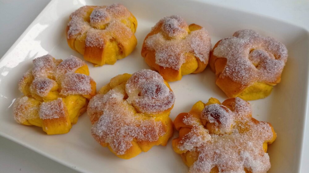 Rolnice sa šafranom punjene kremom od vanile (posno) 1