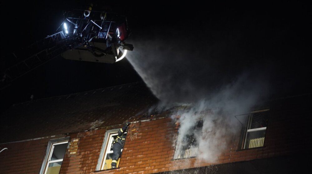 Lokalizovan požar koji je izbio u samačkom hotelu u Železniku, troje povređeno 1