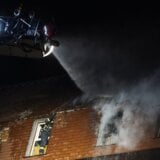 Lokalizovan požar koji je izbio u samačkom hotelu u Železniku, troje povređeno 9