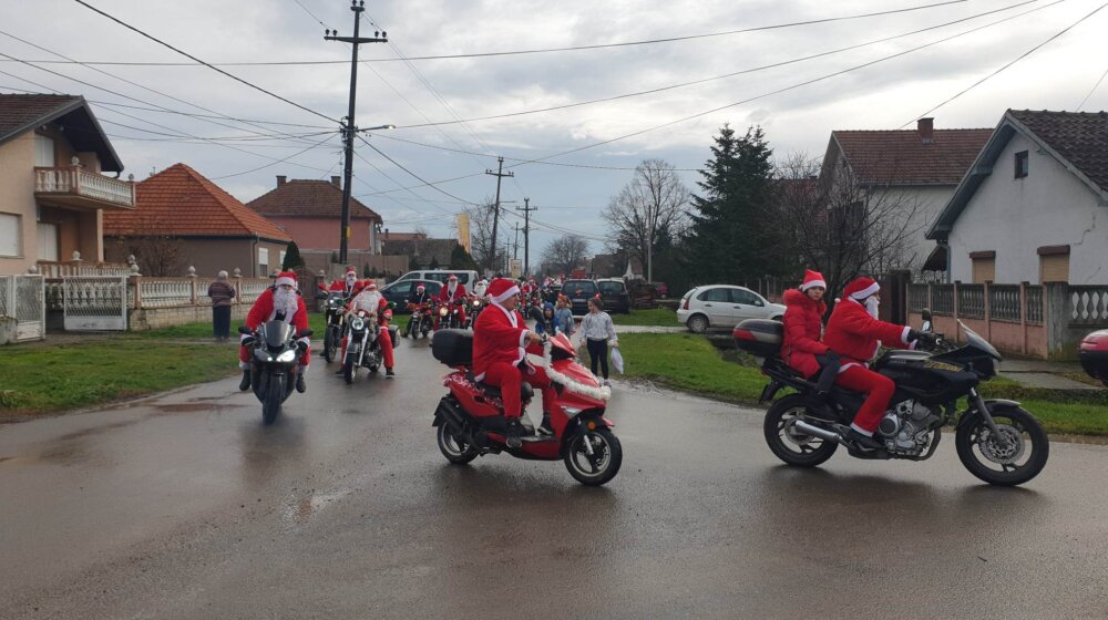 Deda Mrazovi bajkeri i ove godine obradovali decu Boljevaca 1
