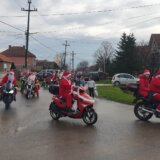 Deda Mrazovi bajkeri i ove godine obradovali decu Boljevaca 4