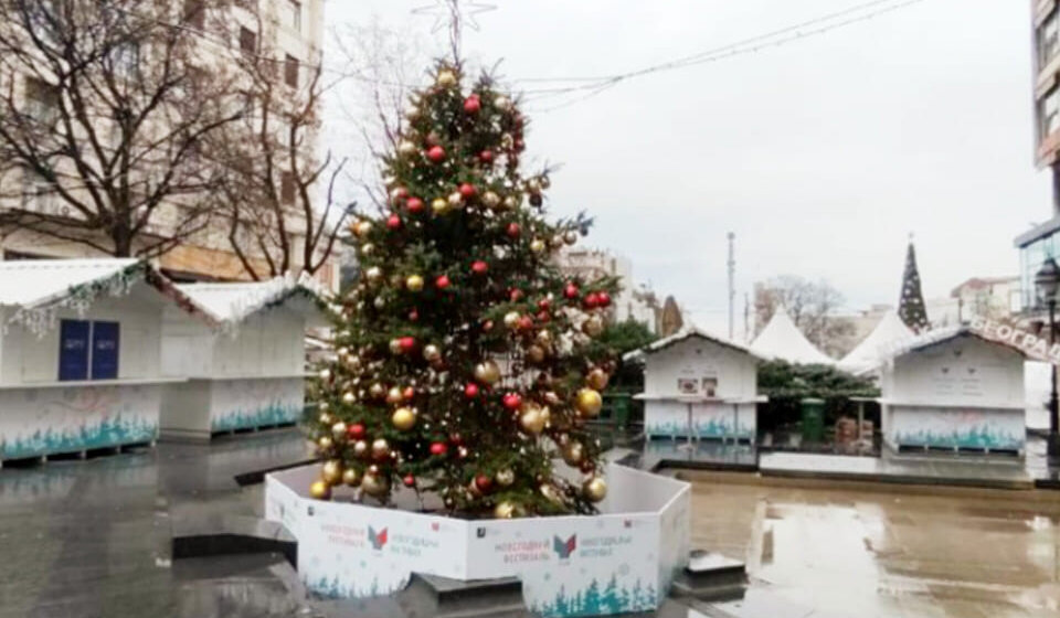 Udruženje "RUBS protiv rata" osudilo postavljanje novogodišnje jelke u Beogradu, koja je poklon Rusije 1