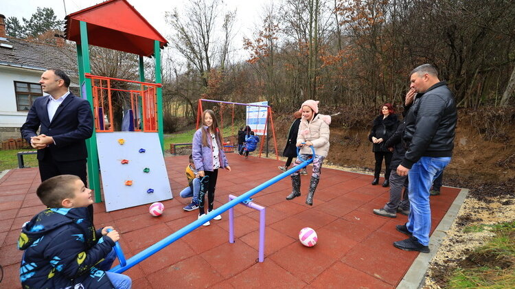 Otvoreno dečije igralište u kragujevačkom selu Dobrača 1