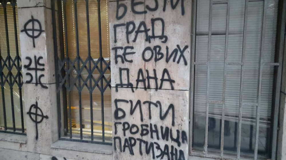 Razbijena stakla, pričinjena materijalna šteta i ispisani grafiti na prostorijama SKOJ-a u Beogradu 15
