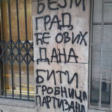 Razbijena stakla, pričinjena materijalna šteta i ispisani grafiti na prostorijama SKOJ-a u Beogradu: Protest 17. decembra 8