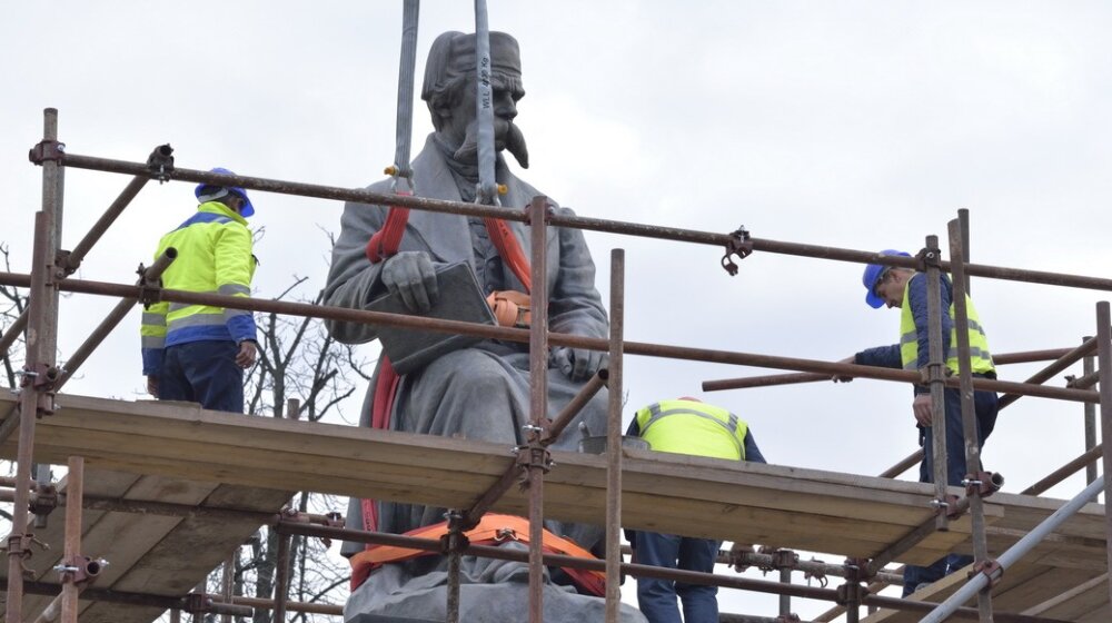 Obnovljeni Vukov spomenik vraćen na postament 1