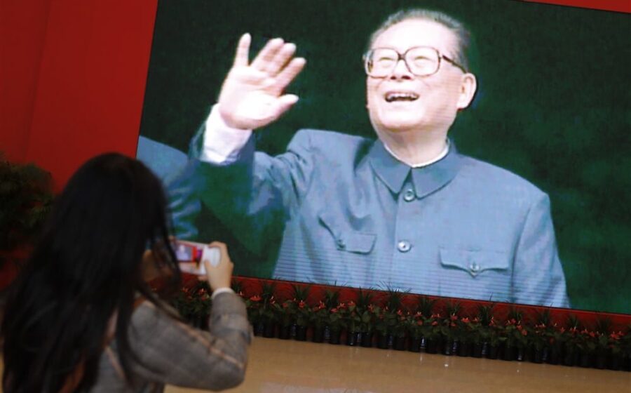 U Kini uz tri minuta ćutanja odata počast Đijang Ceminu 1