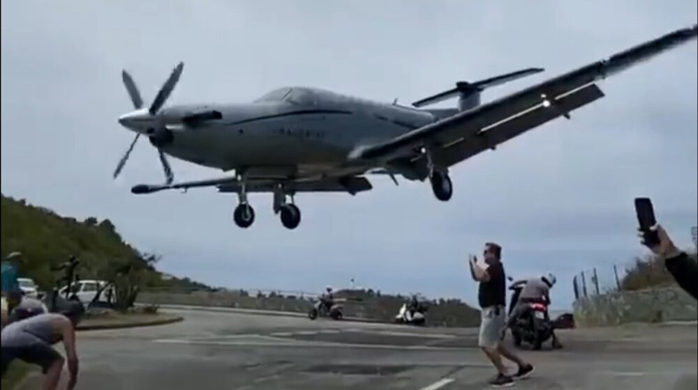 (VIDEO) Sveti Bartolomej je jedan od najopasnijih aerodroma za sletanje: Scene koje posmatračima, ali i pilotima oduzimaju dah 1
