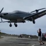 (VIDEO) Sveti Bartolomej je jedan od najopasnijih aerodroma za sletanje: Scene koje posmatračima, ali i pilotima oduzimaju dah 7