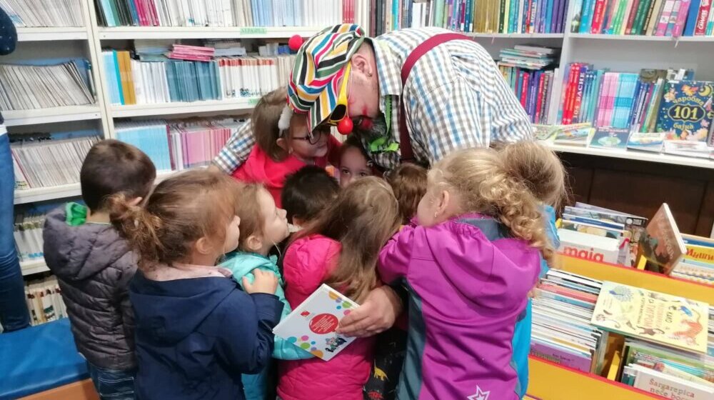 Kladovo: Pozorišna predstava i novogodišnja kreativna radionica "Ukrasi jelku" za decu u Tekiji, Korbovu i Kladovu 1