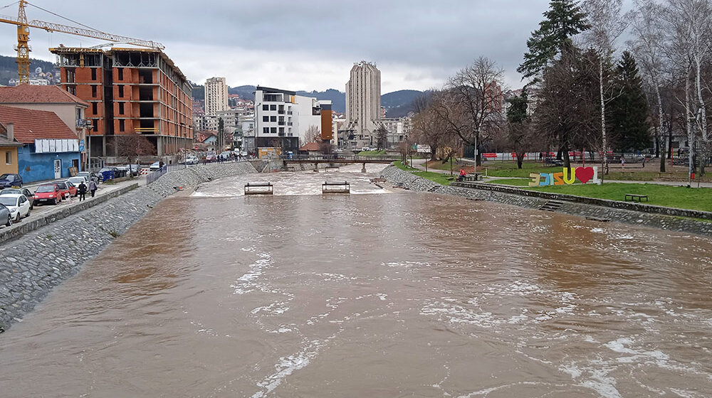 Posledice nevremena u Užicu: Đetinja nabujala, poplavljen deo Turice, odron u Ratarskoj ulici (FOTO/Video) 1
