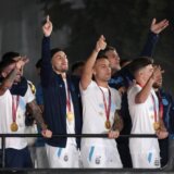 Haos u Buenos Ajresu na dočeku Svetskih prvaka, igrači umalo pali sa autobusa (VIDEO) 11