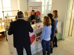 Kafić "Zvuci srca" svakog petka domaćin u Mozzartu: Druženjem sa prijateljima počeo mesec humanosti 3