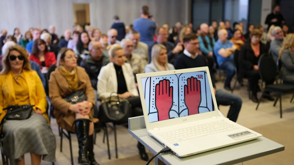 Prve rukavice za slepe u svetu donirane u Srbiji zahvaljujući Mozzartu: U saradnji sa Savezom slepih Srbije 50 osoba bez vida dobija jedinstvena pomagala 1