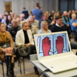 Prve rukavice za slepe u svetu donirane u Srbiji zahvaljujući Mozzartu: U saradnji sa Savezom slepih Srbije 50 osoba bez vida dobija jedinstvena pomagala 17
