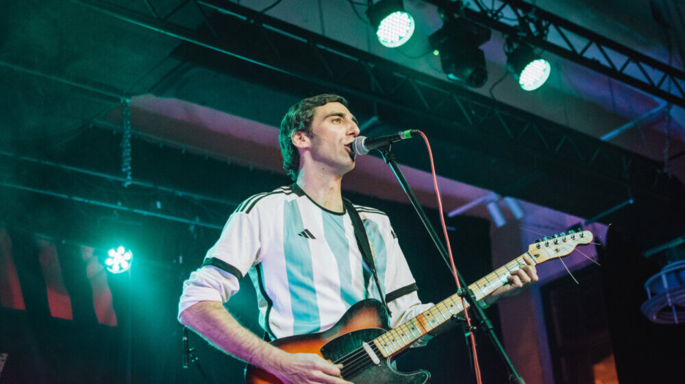 Reči su jednostavne, muzika je pitka i nema laži: Jovan Živanović, frontmen novosadskog benda „Neuspeh“ 1