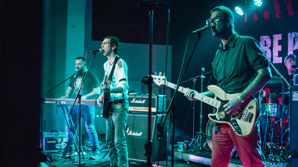 Reči su jednostavne, muzika je pitka i nema laži: Jovan Živanović, frontmen novosadskog benda „Neuspeh“ 3 Reči su jednostavne, muzika je pitka i nema laži: Jovan Živanović, frontmen novosadskog benda „Neuspeh“ 3