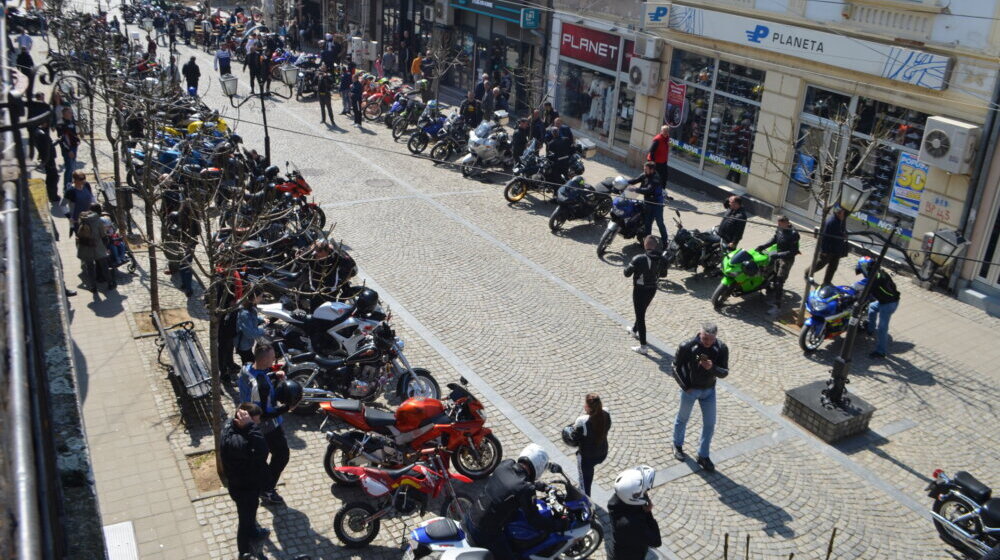 "Deci nije bitno koju čokoladu dobiju": Bajkeri iz Vranja dele novogodišnje paketiće mališanima iz socijalno ugroženih porodica 1